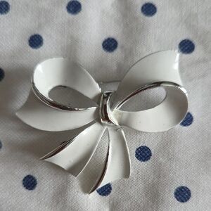 Vintage Whitw And Silver Bow Pin.